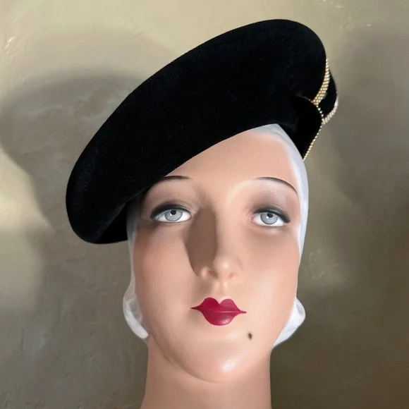 STYLISH 1940's BLACK FELT HAT WITH PEARL & BEAD TRIM